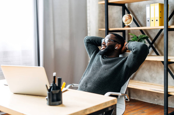 An African-American guy resting on the workplace - Foto, Bild
