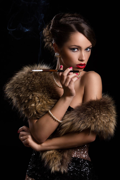 Vintage, retro. Gyönyörű nő cigarettával. - Fotó, kép