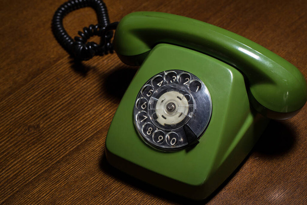 Stary, zabytkowy telefon na stole - Zdjęcie, obraz