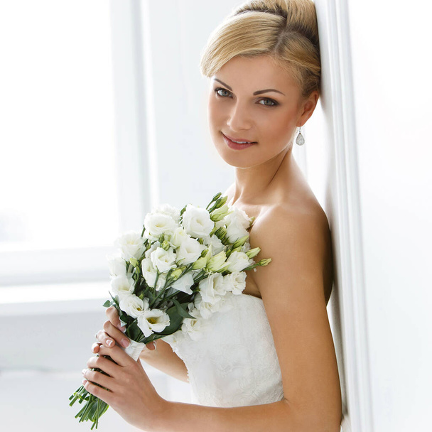 Свадьба. Привлекательная невеста с широкой улыбкой
 - Фото, изображение