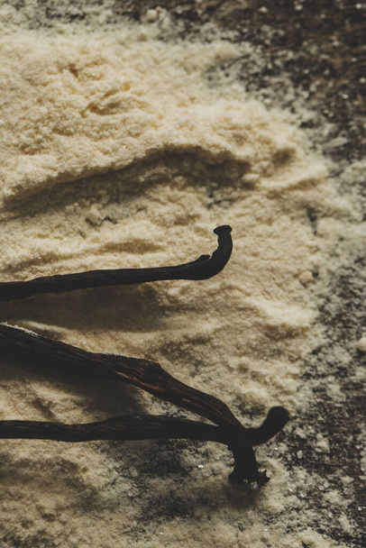 Bastoncino di vaniglia e farina sul tavolo - Foto, immagini