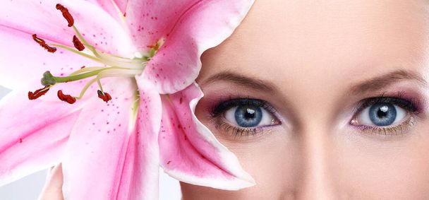 Retrato de mujer hermosa con flor de lirio rosa
 - Foto, Imagen
