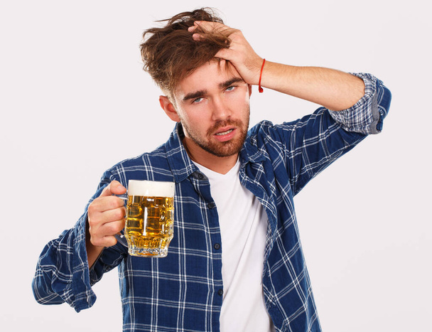 Alkohol, Probleme. Junger Alkoholiker mit Bier - Foto, Bild