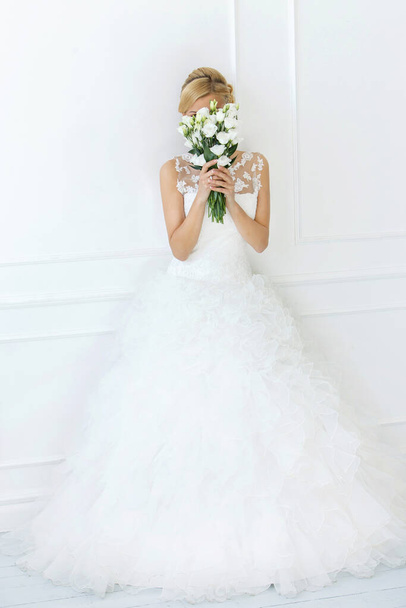 Wedding. Attractive bride with beautiful bouquet - Fotografie, Obrázek