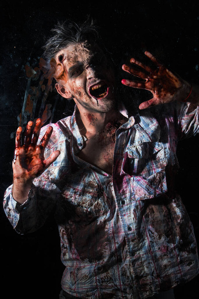 Przerażające zombie za oknem - Zdjęcie, obraz