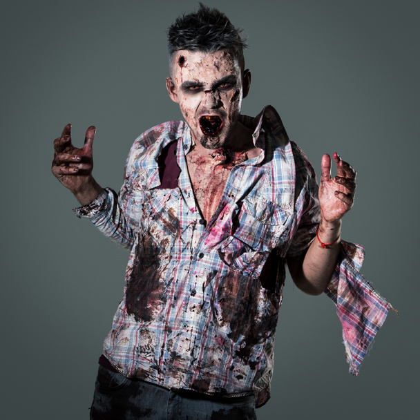 Aggressiver, gruseliger Zombie in Klamotten - Foto, Bild