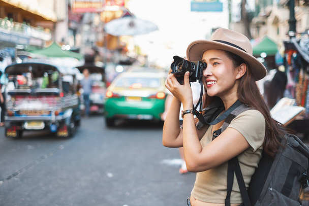 Mujer asiática viajando mochilero turístico y tomando fotos en Khao San road, Bangkok, Tailandia
 - Foto, imagen