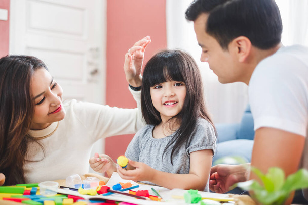 Dziewczyna córka gra bloki zabawka nad ojcem i matką, szczęśliwa koncepcja rodziny - Zdjęcie, obraz