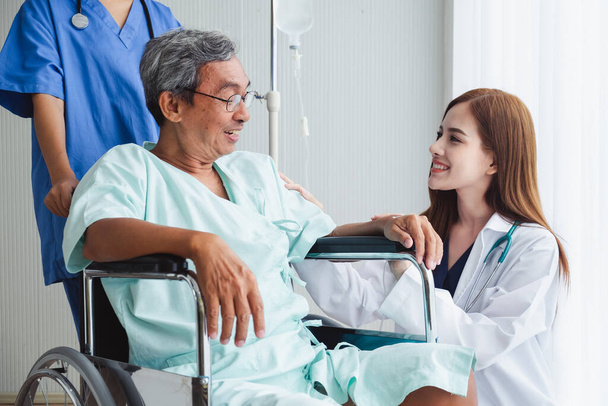 Asiático médico mulher e enfermeira incentivar deficiente idoso paciente sentado em cadeira de rodas no hospital, asiático conceito médico - Foto, Imagem