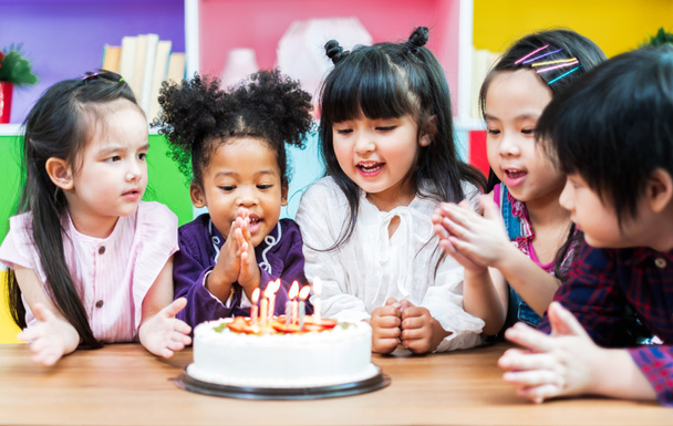 Grupo diversidade crianças soprando bolo do dia do nascimento
. - Foto, Imagem