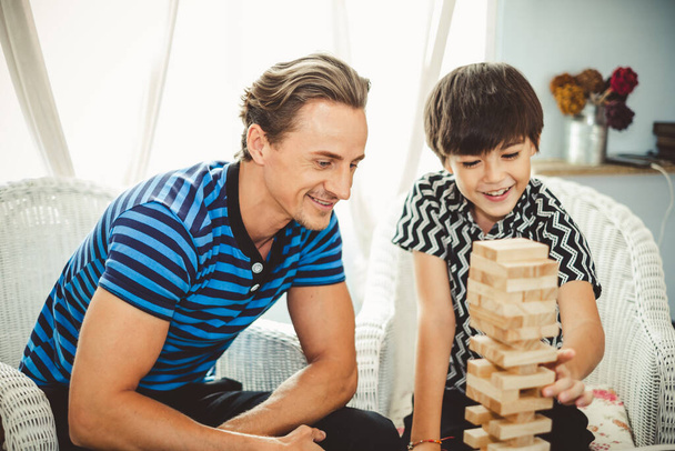 Familia feliz, padre jugando bloques de madera con hijo, lindo chico, feliz y sonriente - Foto, imagen