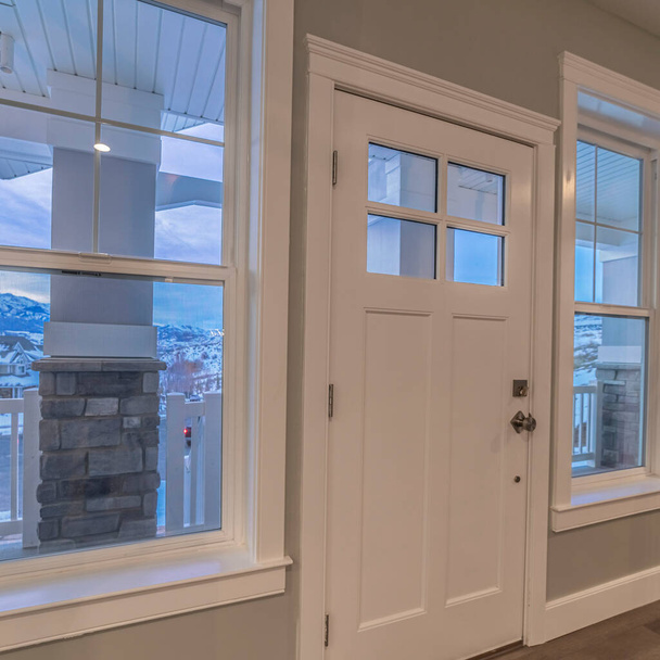 Quadratischer Blick von innen an einer Haustür mit Fenstern vorbei - Foto, Bild