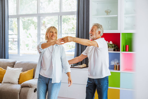 Casal sênior gosta de dançar para relaxar em casa, conceito de estilo de vida aposentadoria sênior - Foto, Imagem