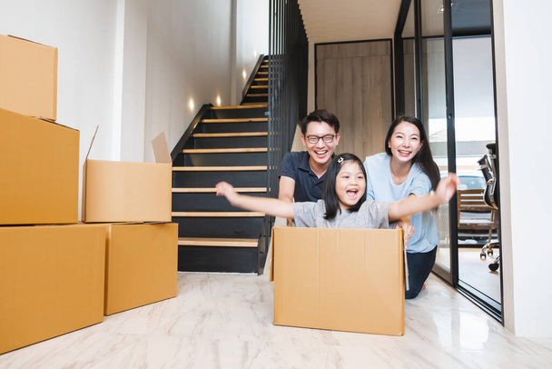 Família asiática se mudando para nova casa / apartamento com muitas caixas de embalagem - Foto, Imagem