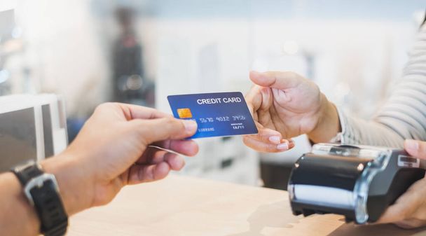 カフェレストランでのオーナーへの支払いにクレジットカートを使用するお客様、キャッシュレス技術とクレジットカード決済コンセプト - 写真・画像