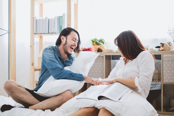 Молодая азиатская пара любовник весело щекочет вместе, смеется улыбка в спальне, азиатская пара образ жизни на День Святого Валентина
 - Фото, изображение