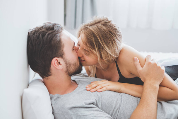 Szczęśliwy kochanek pary na łóżku, przytulić i pocałować w romantycznym czasie, miłość i namiętna koncepcja. - Zdjęcie, obraz