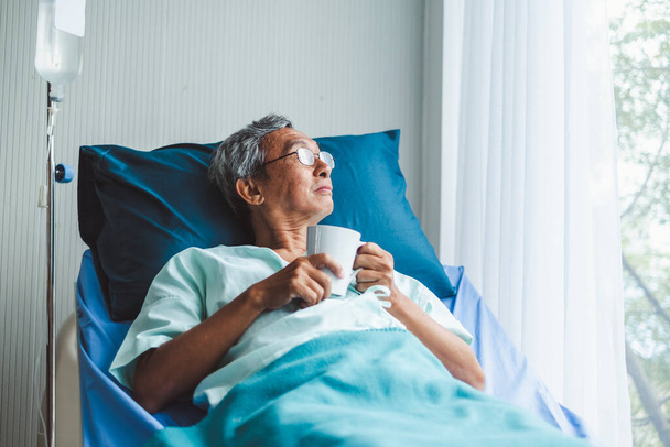 Magányos idős ázsiai beteg a betegágyon a kórházban - Fotó, kép