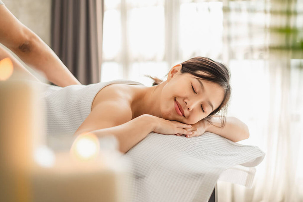 jong aziatisch schoonheid vrouw genieten massage en spa - Foto, afbeelding