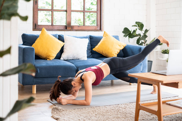 Junge gesunde Asiatinnen trainieren zu Hause, bewegen, fit, machen Yoga, Home Fitness-Konzept - Foto, Bild
