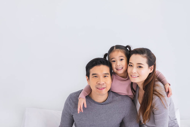 Ritratto felice famiglia asiatica su sfondo bianco - Foto, immagini