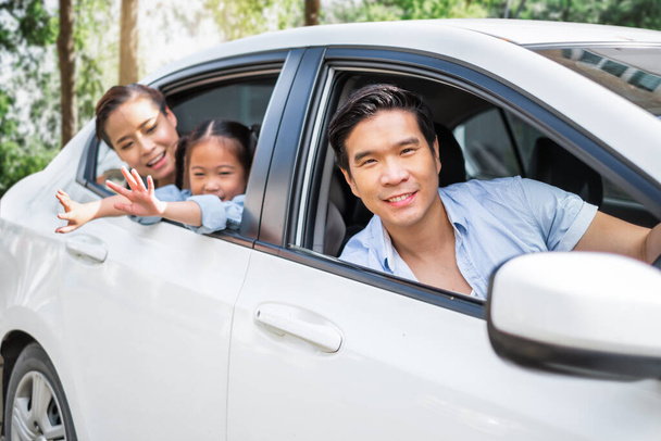 Ευτυχισμένος απολαύσετε ασιατική οικογένεια στο αυτοκίνητο οδήγησης για να ταξιδέψει το Σαββατοκύριακο - Φωτογραφία, εικόνα
