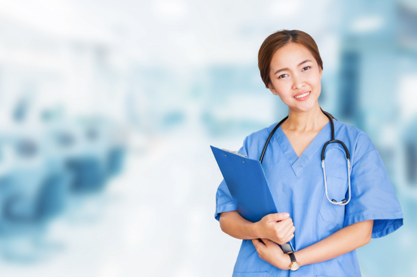 Ritratto donna asiatica medico su sfondo sfocato in ospedale - Foto, immagini
