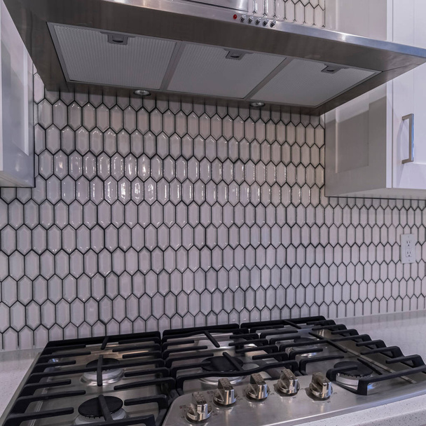 Plaque de cuisson moderne carré et ventilateur d'aspiration intérieur - Photo, image