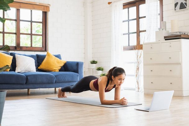 Jovem asiática saudável mulher treino em casa, exercício, apto, fazendo ioga, conceito de aptidão em casa - Foto, Imagem