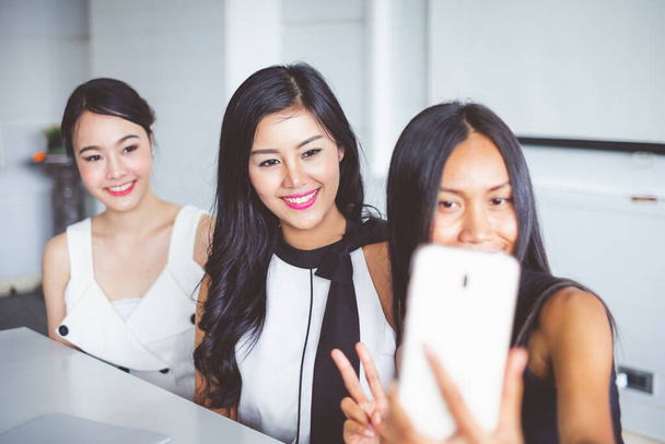 Aasian liike nainen ottaa valokuvan tekemällä selfie aikana työskentelevät toimistossa - Valokuva, kuva