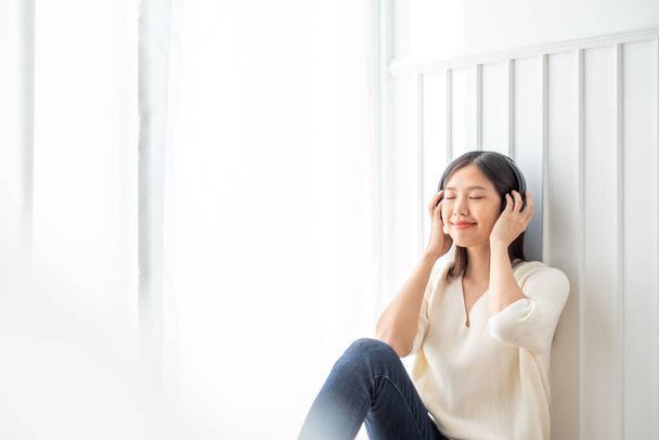 Jovem bela mulher asiática ouvir música em casa, conceito de estilo de vida feliz - Foto, Imagem