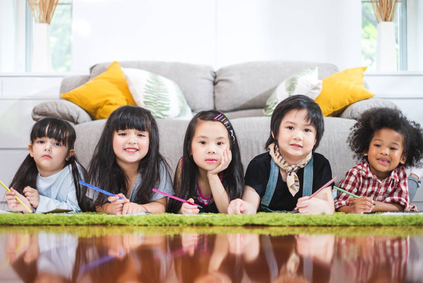 Różnorodność grupy słodkie dzieci studiuje w domu, dzieci koncepcji edukacji - Zdjęcie, obraz