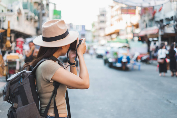 Asiatica donna turista zaino in spalla viaggiare e scattare foto a Khao San road, Bangkok, Thailandia - Foto, immagini