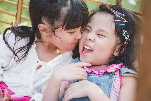 Fille enfants embrasser ami avec sentiment heureux, meilleur concept ami - Photo, image