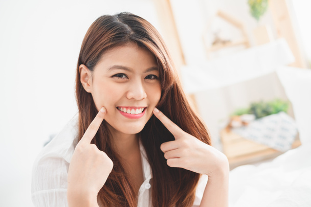 Portret piękna Azjatka pokazując idealne białe zęby - Zdjęcie, obraz