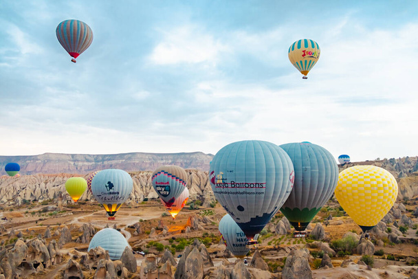 Turecko, Goreme, Cappadocia 13-Říj-2018: skupina horkovzdušného balónu letícího nad modrou oblohou v letecké dopravě Cappadocia - Fotografie, Obrázek