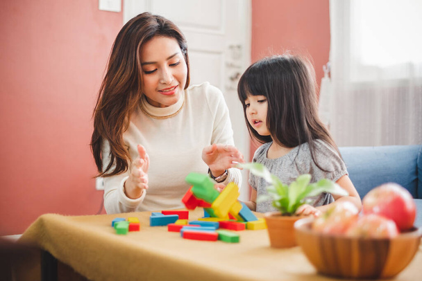 Tyttö tytär pelaa lohkojen lelu äiti, onnellinen perheen käsite - Valokuva, kuva