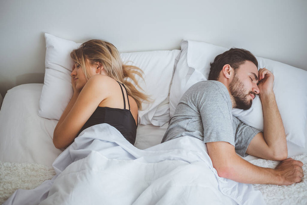 Άνδρας και γυναίκα, ζευγάρι εραστής κοιμάται στο λευκό κρεβάτι - Φωτογραφία, εικόνα