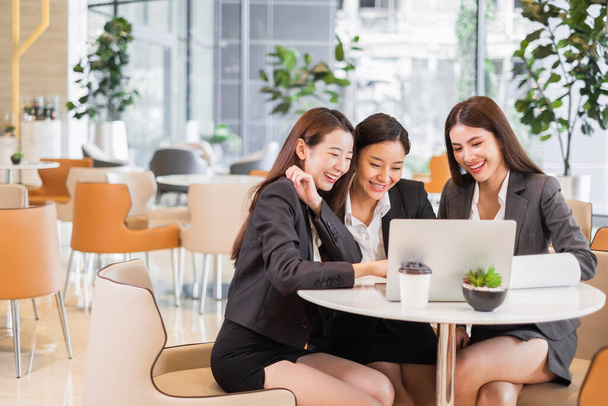 Grupo de negócios asiáticos olhando para laptop mornitor se sentir feliz e sucesso no escritório
 - Foto, Imagem