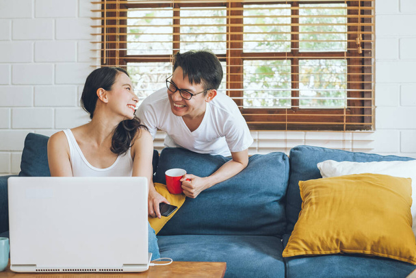 Ασιατικό ζευγάρι άντρας και γυναίκα που μιλάνε για δουλειά περνούν χρόνο μαζί στο σπίτι, Ασιατικό ζευγάρι έννοια του οικογενειακού τρόπου ζωής - Φωτογραφία, εικόνα