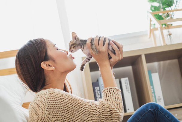 Young Asian woman holding and playing with her cute kitten cat with lovely moment, pet and human concept - Foto, Imagem