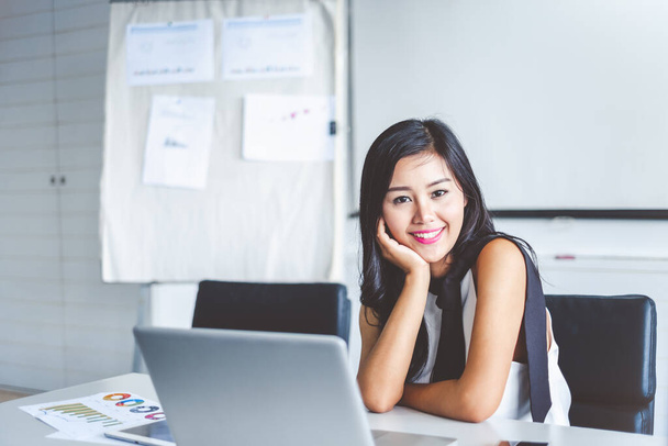 Portret jonge aziatische zakenvrouw werken op laptop op kantoor tijdens, glimlachen en gelukkig werken. - Foto, afbeelding