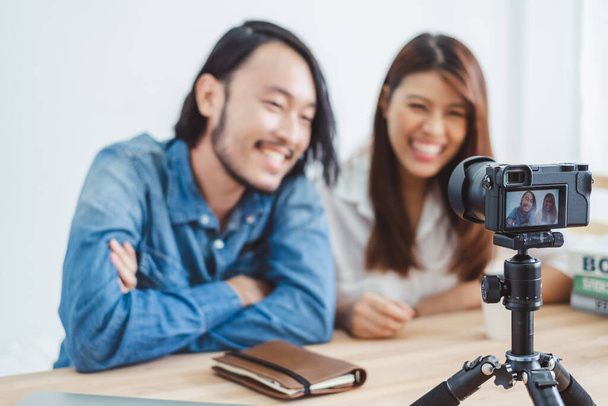 Due dei giovani blogger o vlogger asiatici utilizzano video online in diretta streaming e trasmissione - Foto, immagini