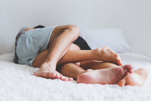 Feliz casal amante na cama, abraço e beijo no tempo romântico, amor e conceito de sexo apaixonado. - Foto, Imagem