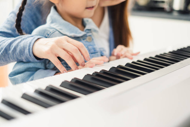 Asiático jovem pianista professor de ensino menina estudante para tocar piano, conceito de educação musical - Foto, Imagem
