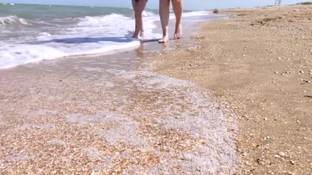 Η μαμά και ο γιος είναι χαρούμενοι που τρέχουν στην παραλία. Η έννοια της χαλάρωσης και διασκέδασης στη θάλασσα, καθώς και η φροντίδα των παιδιών. Resort διασκέδαση δίπλα στη θάλασσα - Πλάνα, βίντεο