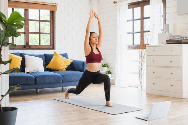 Giovane asiatica sana donna allenamento a casa, esercizio, in forma, fare yoga, home fitness concetto - Foto, immagini