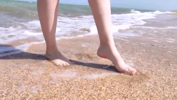 細い足を持つ美しい女の子はスプレーを作る足を振った。女性の幸福概念 - 映像、動画