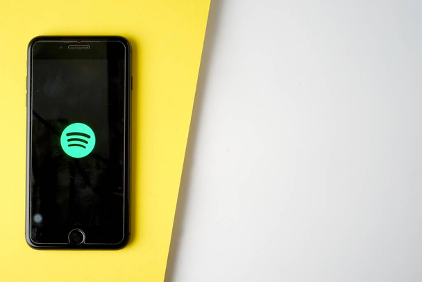 KUALA LUMPUR - 2018年2月27日:スマートフォン上でのSpotifyアプリ。Spotifyは人気の商業オンライン音楽ストリーミングサービスです。. - 写真・画像