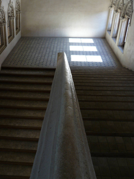 Zaragoza (İspanya). Katolik hükümdarlarının sarayındaki merdivenler Zaragoza şehrindeki Aljaferia 'nın içinde. - Fotoğraf, Görsel